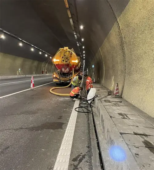 巴楚隧道排水渠清淤